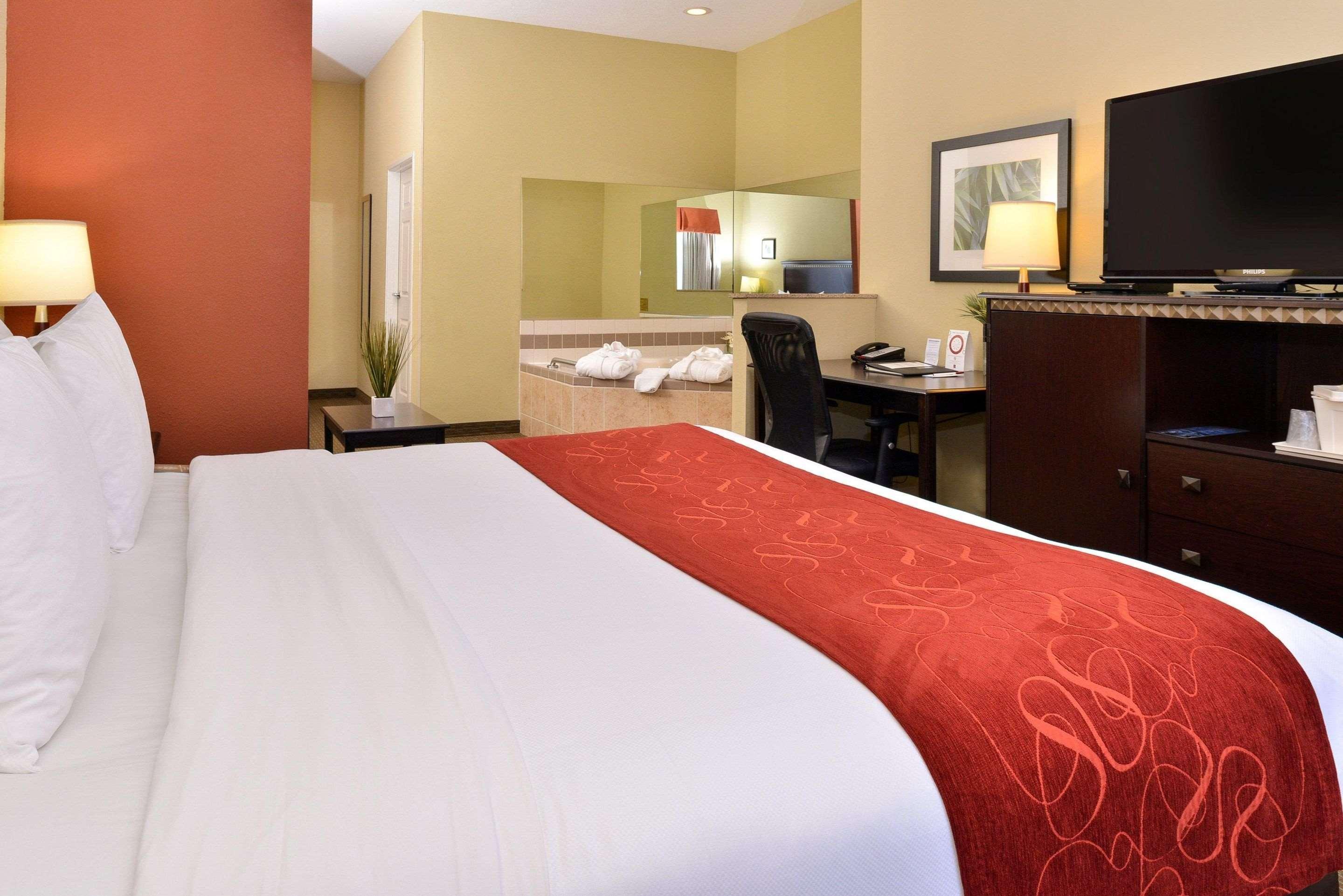 Comfort Suites Urbana Champaign, University Area Exterior photo